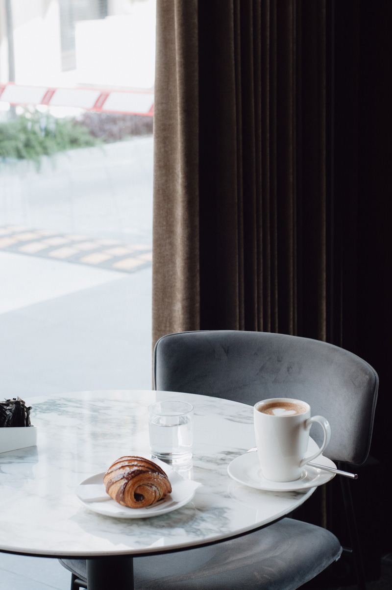 caffè e cornetto sul tavolino ro cafè